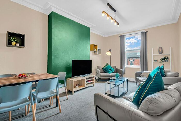 6 Bedroom Flat To Rent In Hyde Park Road, Leeds, LS6