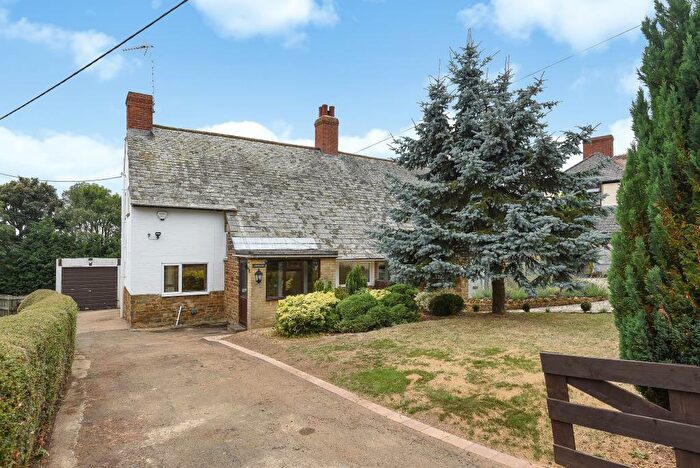 3 Bedroom Semi-Detached House To Rent In Mollington, Banbury, OX17