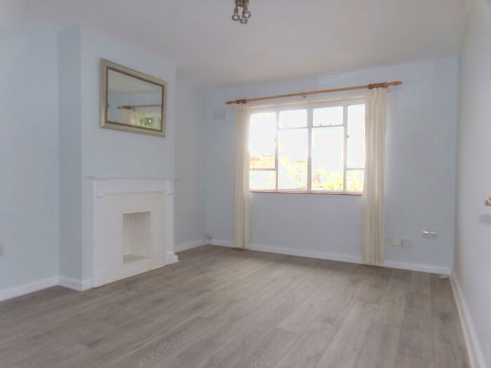1 Bedroom Flat To Rent In Boundaries Road, London, SW12