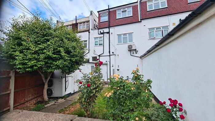 4 Bedroom Maisonette To Rent In Chiltern Drive, Surbiton, KT5