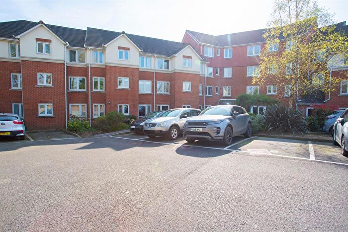2 Bedroom Flat For Sale In Victoria Avenue, Chard, TA20