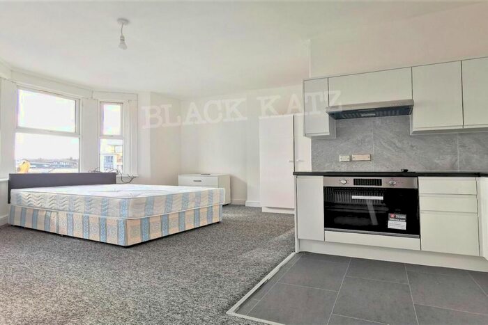 Studio To Rent In Villiers Road, London, NW2