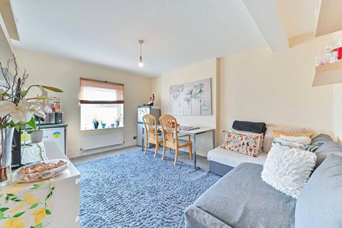 3 Bedroom Flat For Sale In Gipsy Hill, Gipsy Hill, London, SE19