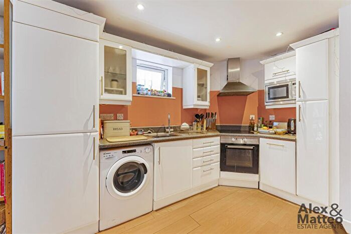 2 Bedroom Flat For Sale In Elgar Street, Canada Water, SE16