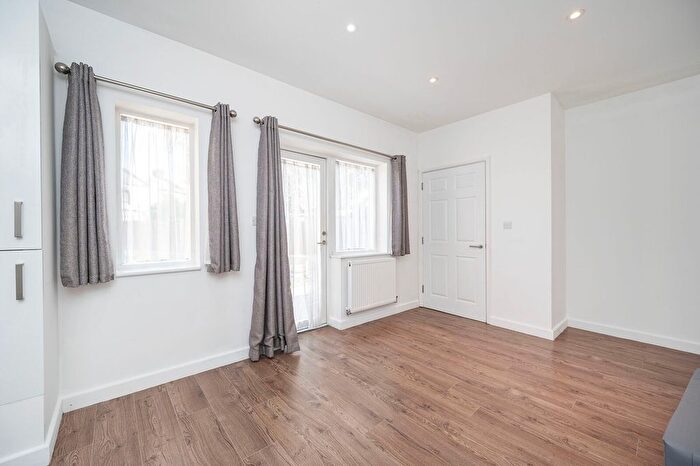 2 Bedroom Flat To Rent In Chestnut Avenue, Forest Gate, London, E7