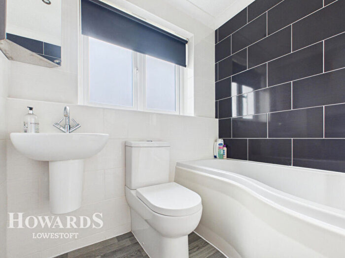 3 Bedroom Semi-Detached House For Sale In Rozlyne Close, Lowestoft, NR33