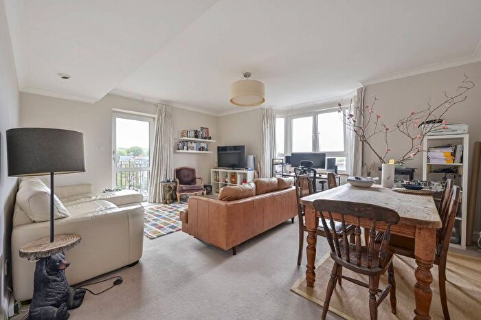 2 Bedroom Flat For Sale In Upper Richmond Road, Putney, London, SW15