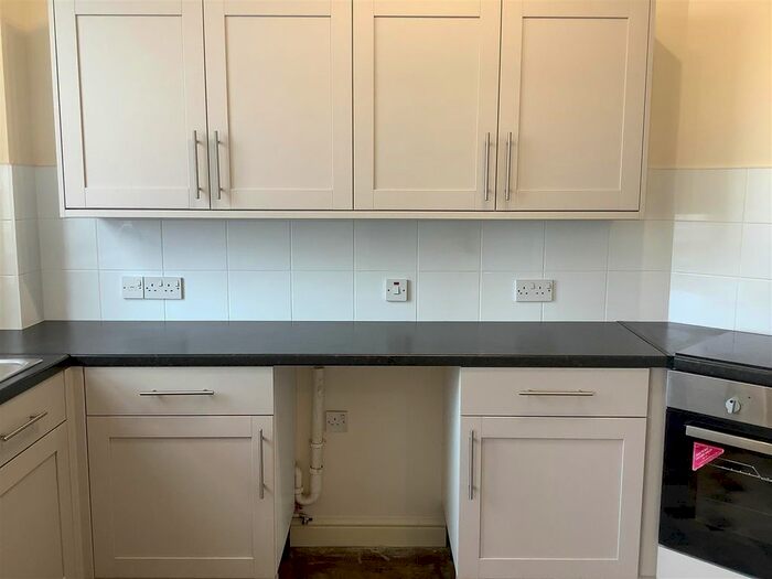 2 Bedroom Flat To Rent In West Parade, Rhyl LL18