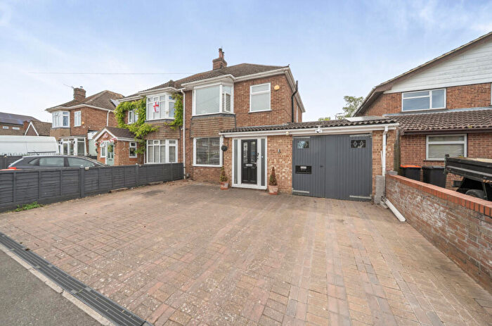3 Bedroom Semi-Detached House For Sale In Evelyn Road, Dunstable, LU5