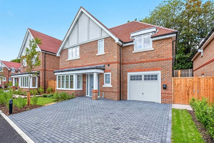 4 Bedroom Detached House For Sale In Chipstead Way, Woodmansterne, SM7