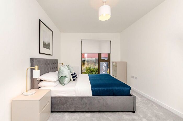 2 Bedroom Flat To Rent In Walnut Tree Close, Guildford, GU1
