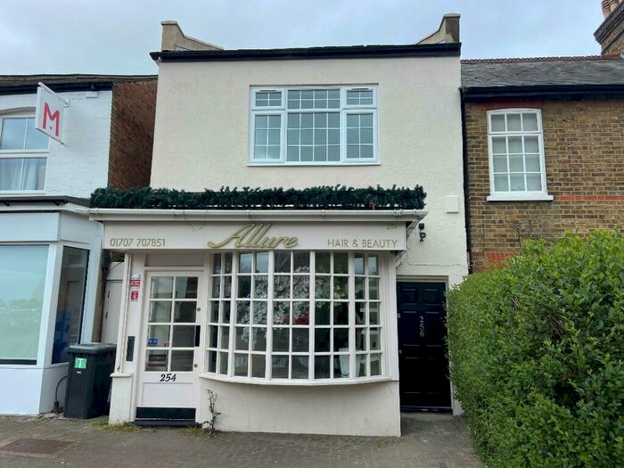 2 Bedroom Flat To Rent In High Street, Potters Bar, Hertfordshire, EN6