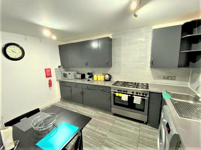 5 Bedroom Apartment To Rent In Bow Common Lane, Bow, London, E3