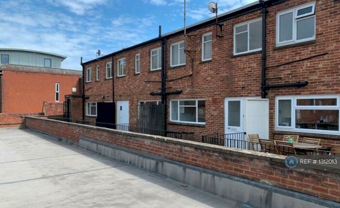 3 Bedroom Flat To Rent In High Street, Alton, GU34