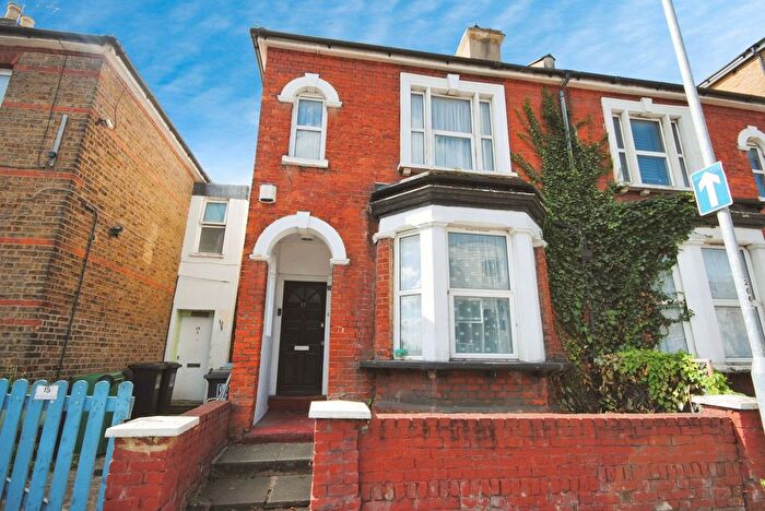 2 Bedroom Semi-detached House For Sale In Woodford Road, Watford, WD17