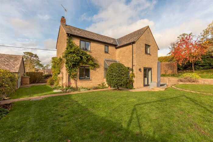 4 Bedroom Detached House For Sale In Walnut Rise, Somerton, OX25