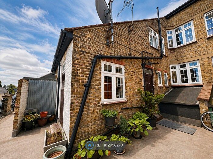 3 Bedroom Flat To Rent In Cannon Hill, London, N14