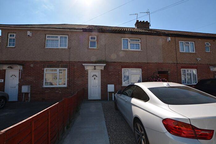 4 Bedroom Semi-Detached House To Rent In Howard Avenue, Slough, SL2