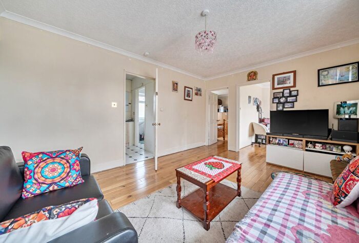 2 Bedroom Maisonette For Sale In Roe Lane, London, NW9