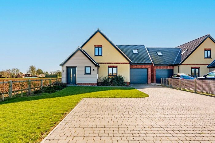 3 Bedroom Detached House For Sale In Field View Close, Carleton Rode, NR16