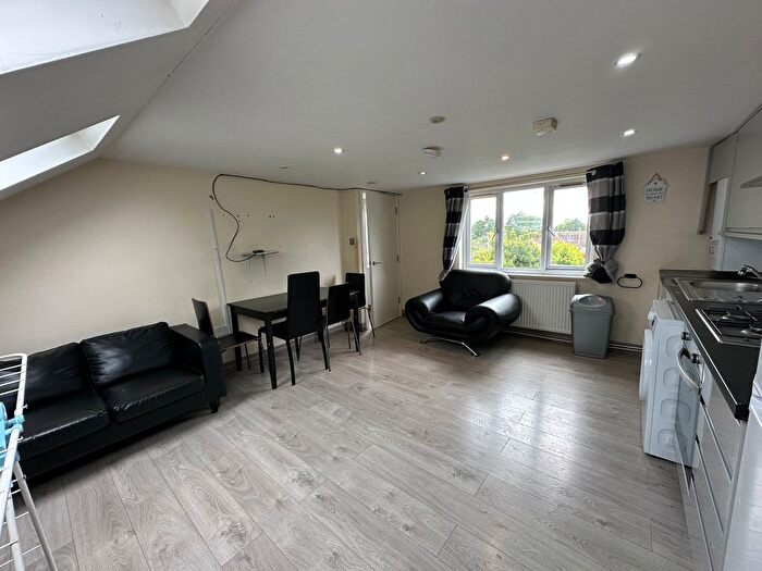 3 Bedroom Maisonette To Rent In York Road, Chingford, E4