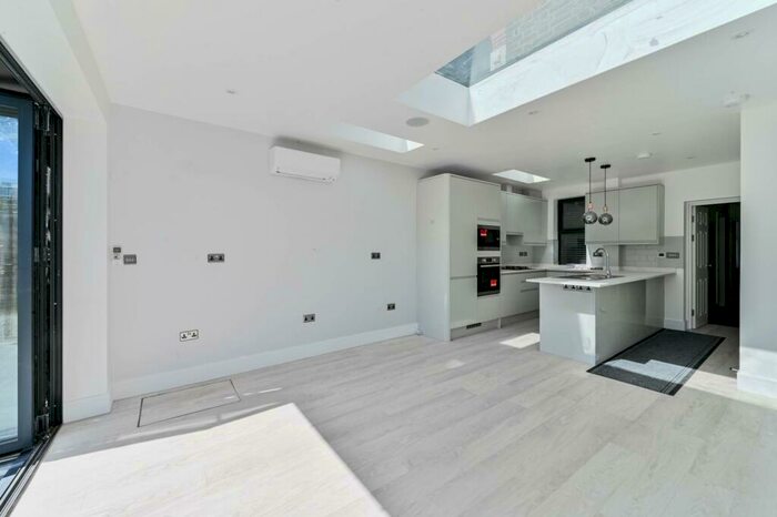 2 Bedroom Flat To Rent In Waterloo Road, Leyton, London, E10