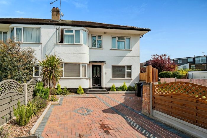 2 Bedroom Flat To Rent In Grafton Close, London, W13