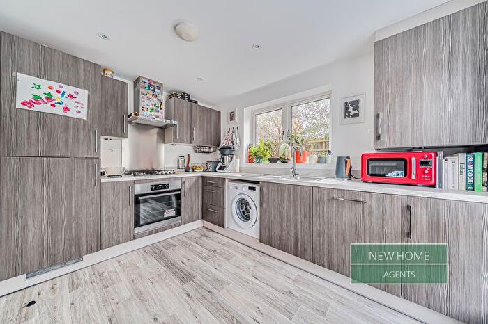 3 Bedroom End Of Terrace House For Sale In Fullbrook Avenue, Reading, RG7