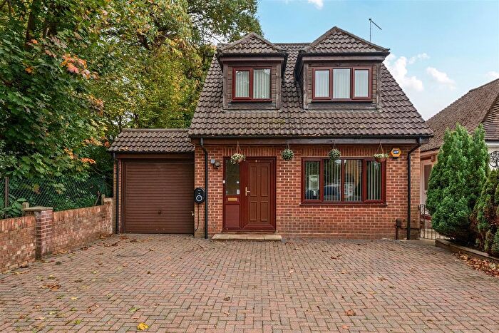 3 Bedroom Detached House For Sale In Manor Park Drive, Yateley, GU46