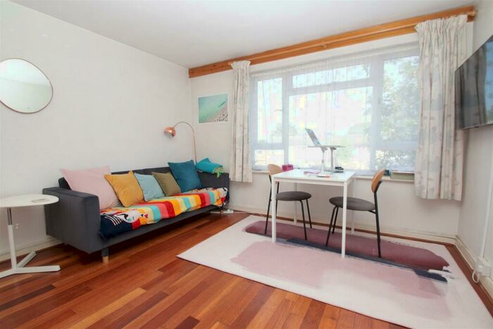 1 Bedroom Flat To Rent In Parkdale, Bounds Green Road, London, N11