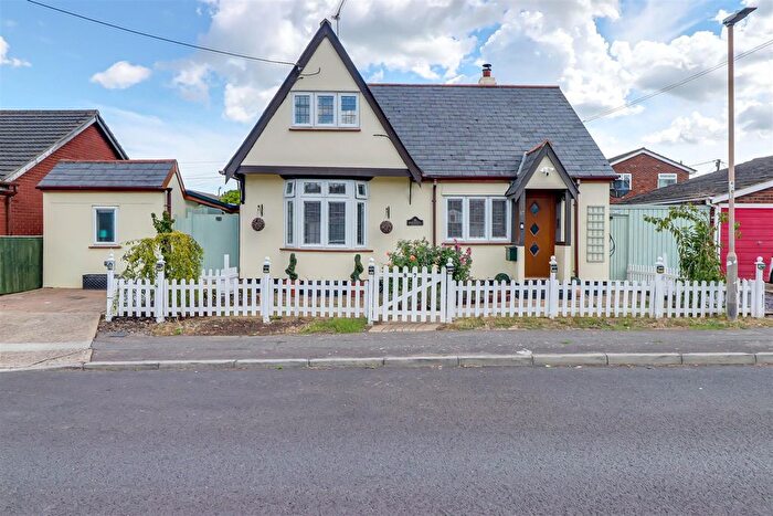 3 Bedroom Cottage For Sale In May Avenue, Canvey Island, SS8