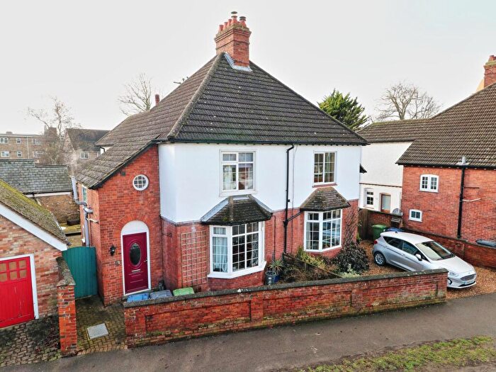 3 Bedroom Semi Detached House For Sale In Rycroft Avenue, St Neots, PE19