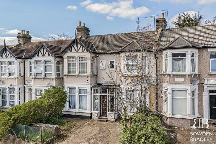 2 Bedroom Flat For Sale In Kensington Gardens, Ilford, IG1