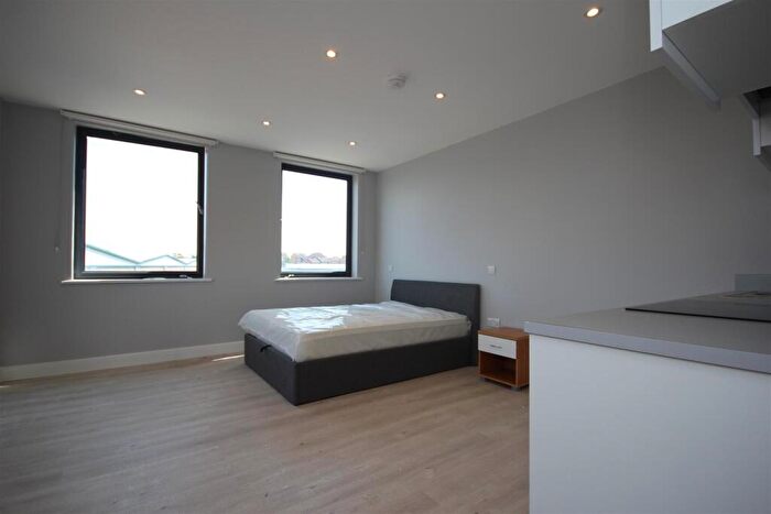 Flat To Rent In Neasden Lane, Neasden, NW10