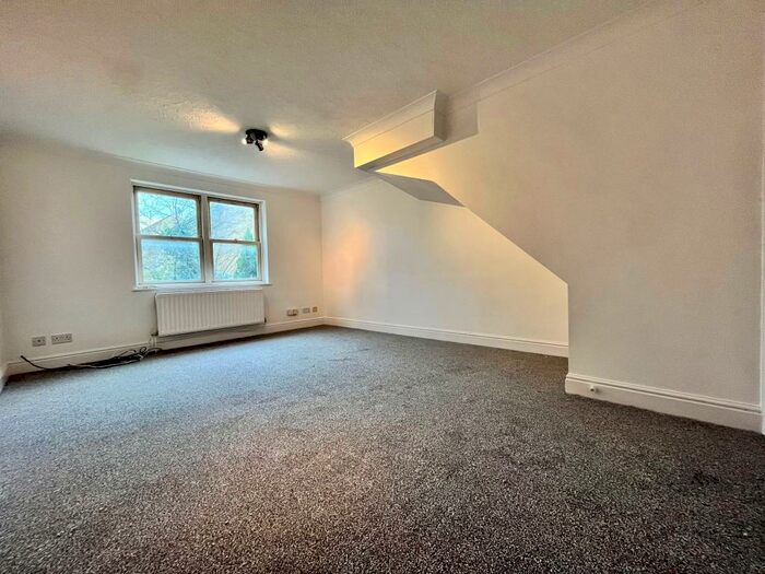 2 Bedroom Semi-Detached House To Rent In Vicarage Drive, BR3