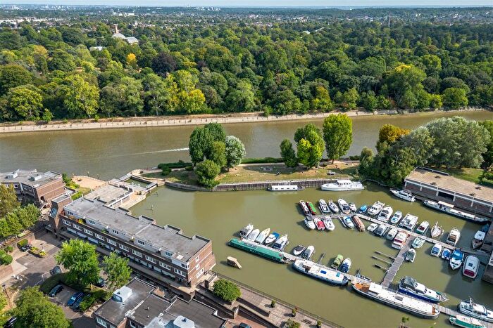 2 Bedroom Flat For Sale In Justin Close, TW8