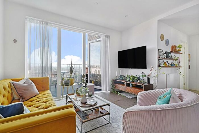 2 Bedroom Apartment To Rent In Alington House, Alexandra Gate, Hornsey, N8