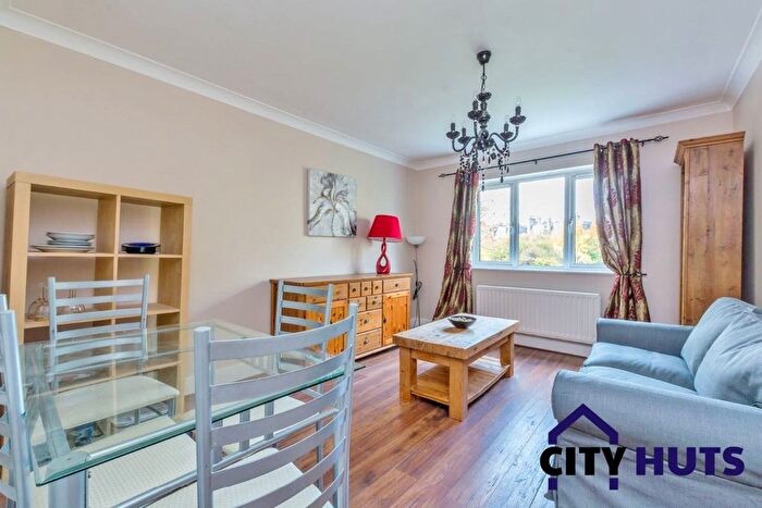 3 Bedroom Flat To Rent In Highbury Park, Arsenal, N5