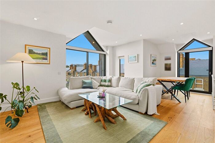 2 Bedroom Flat For Sale In Groom Crescent, SW18