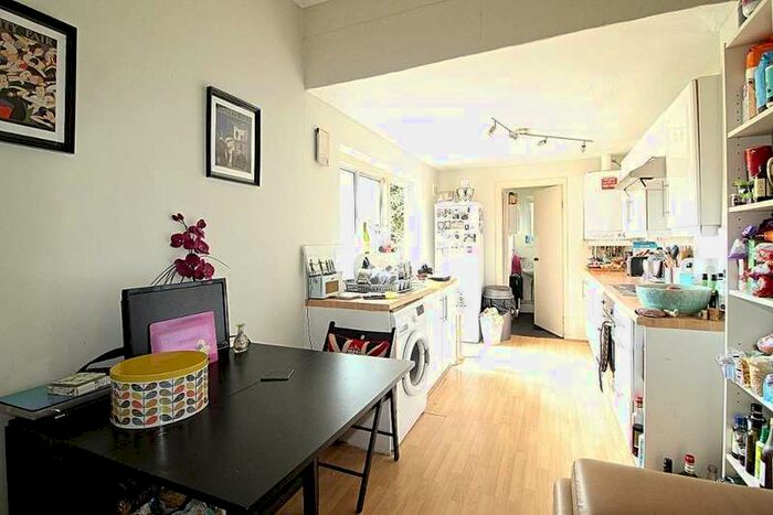 2 Bedroom Flat To Rent In Cleveland Park Crescent, London, London, E17