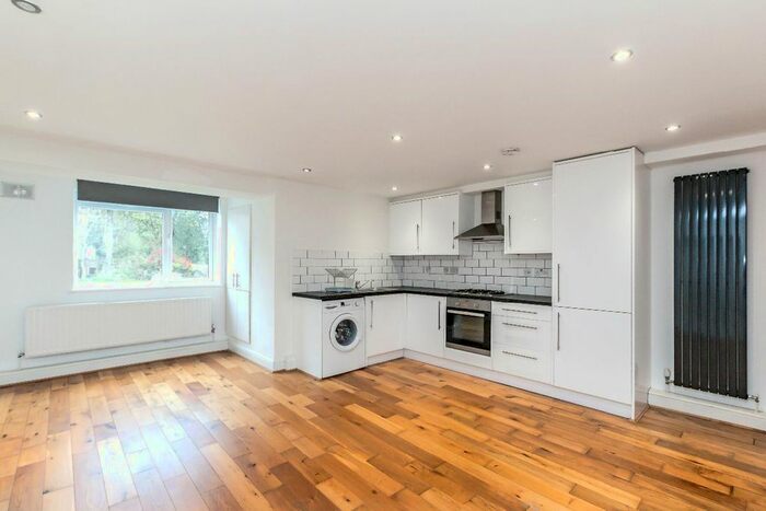 2 Bedroom Maisonette To Rent In Hunters Lodge, Nutfield Road, Redhill, RH1