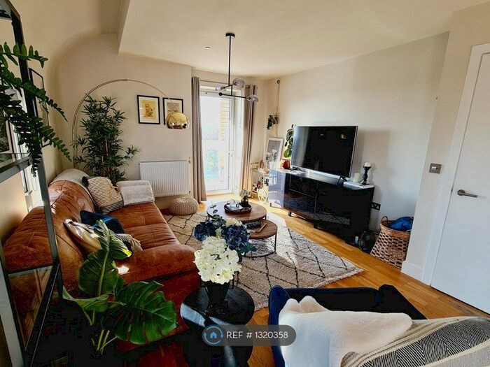 2 Bedroom Flat To Rent In Pepys Court, London SE18