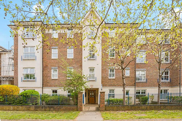 2 Bedroom Flat For Sale In Skerne Walk, Kingston Upon Thames, KT2