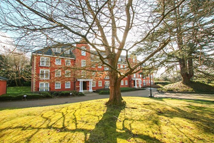2 Bedroom Flat For Sale In Montague Close, Wokingham, RG40