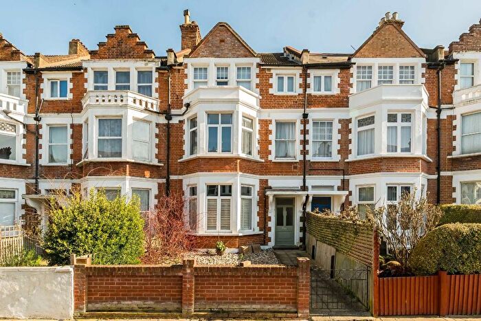 3 Bedroom Flat To Rent In Salford Road, London, SW2