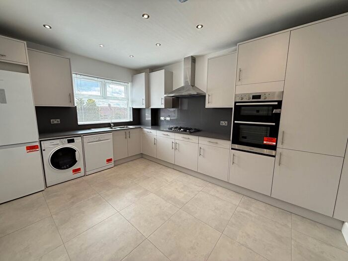 3 Bedroom Maisonette To Rent In Bramley Road, London, N14