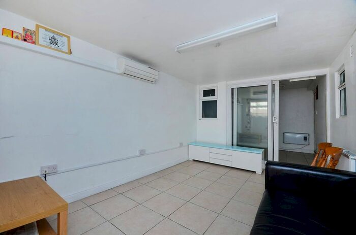 1 Bedroom Flat To Rent In Sycamore Avenue, Ealing, London, W5