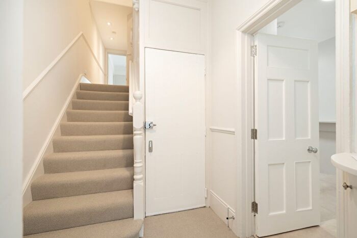 3 Bedroom Flat To Rent In Kings Road, London, SW3