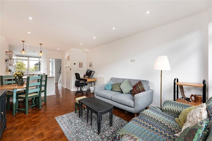 2 Bedroom Flat For Sale In Carlton Drive, London, SW15