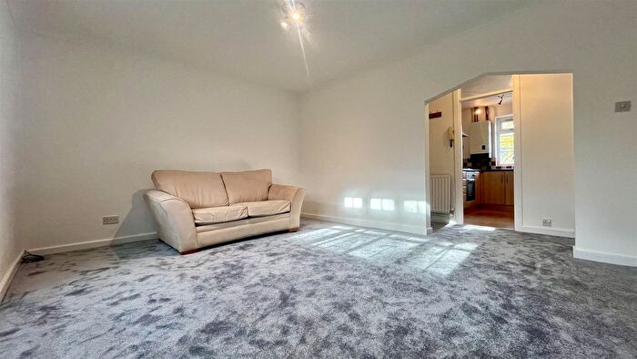 2 Bedroom Flat To Rent In Christchurch Park, Sutton, SM2